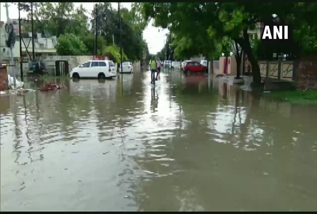 Heavy and continous rain causes water logging in residential areas of Prayagraj
