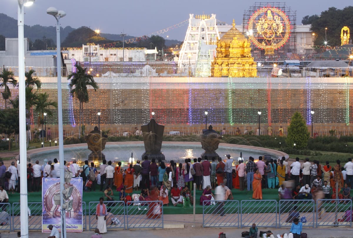 Barbers stage protest in Tirumala due to harassment by vigilance staff