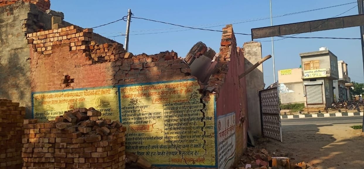 The roof of the shop being lifted by the jack fell, the worker died due to the pressure