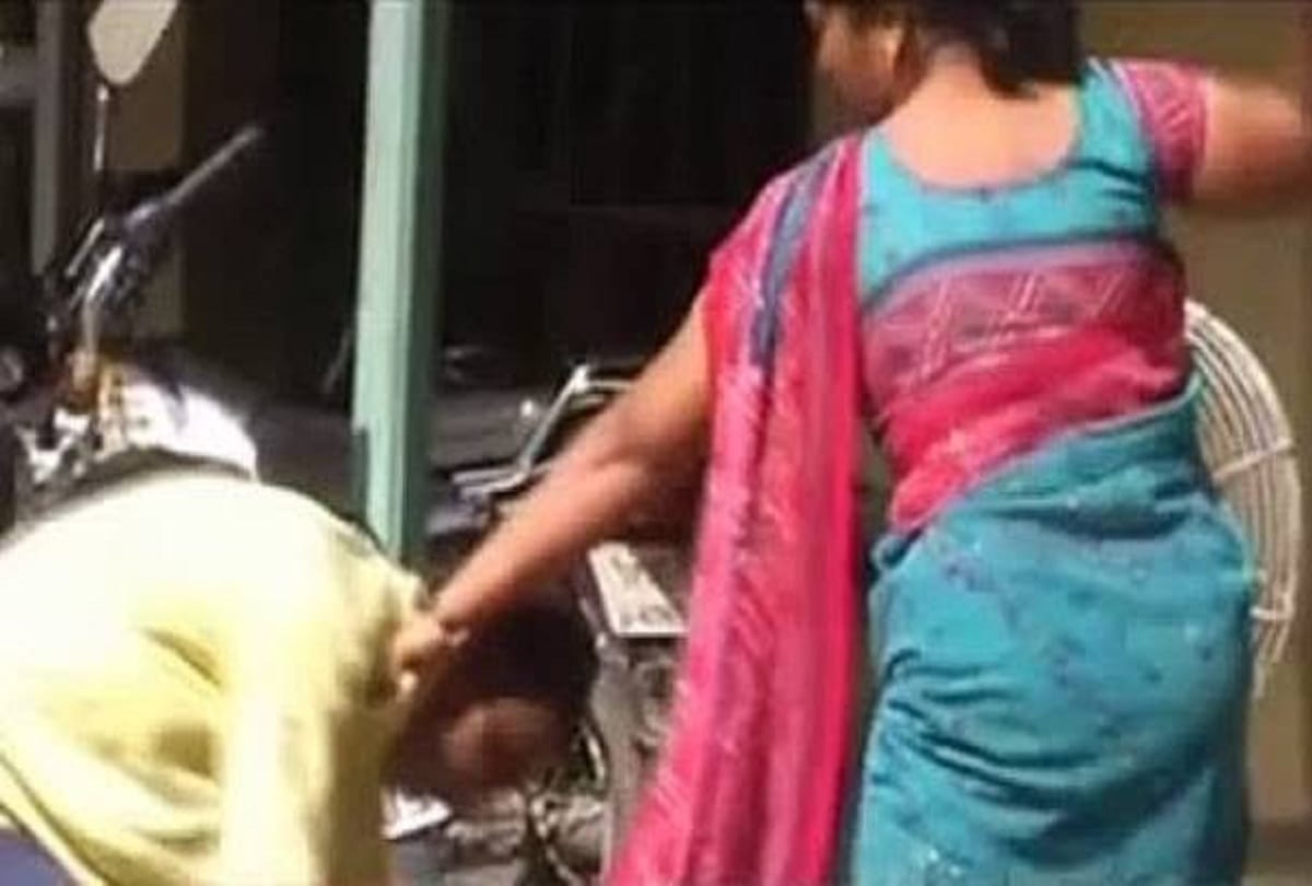 UP Angry wife beating husband with slippers on the road in Maharajganj