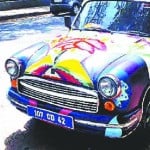 कलात्मक ढंग से पेंट की गई कार