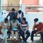 परिजनों के बयान दर्ज करती पुलिस।