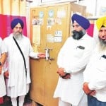 अलमारियों में ताले लगाए गए हैं।