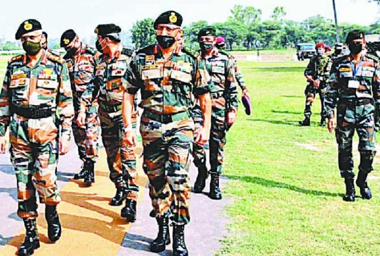 Army Chief MM Naravane reviews security at Pakistan border in Punjab