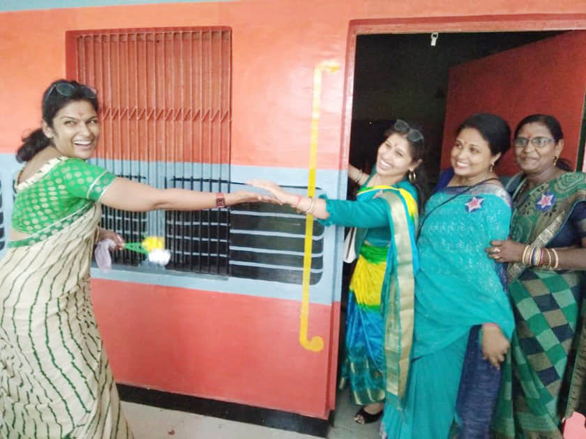 कानपुर के भीतरगांव कस्बे के बेहटा गंभीरपुर गांव  के परिषदीय स्कूल भवन के नए लुक के साथ फोटो खिंचव?