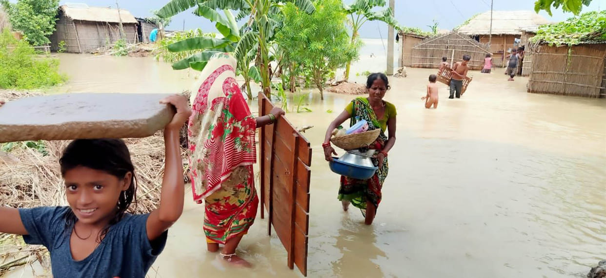 flood in gandak river, villagers escaping