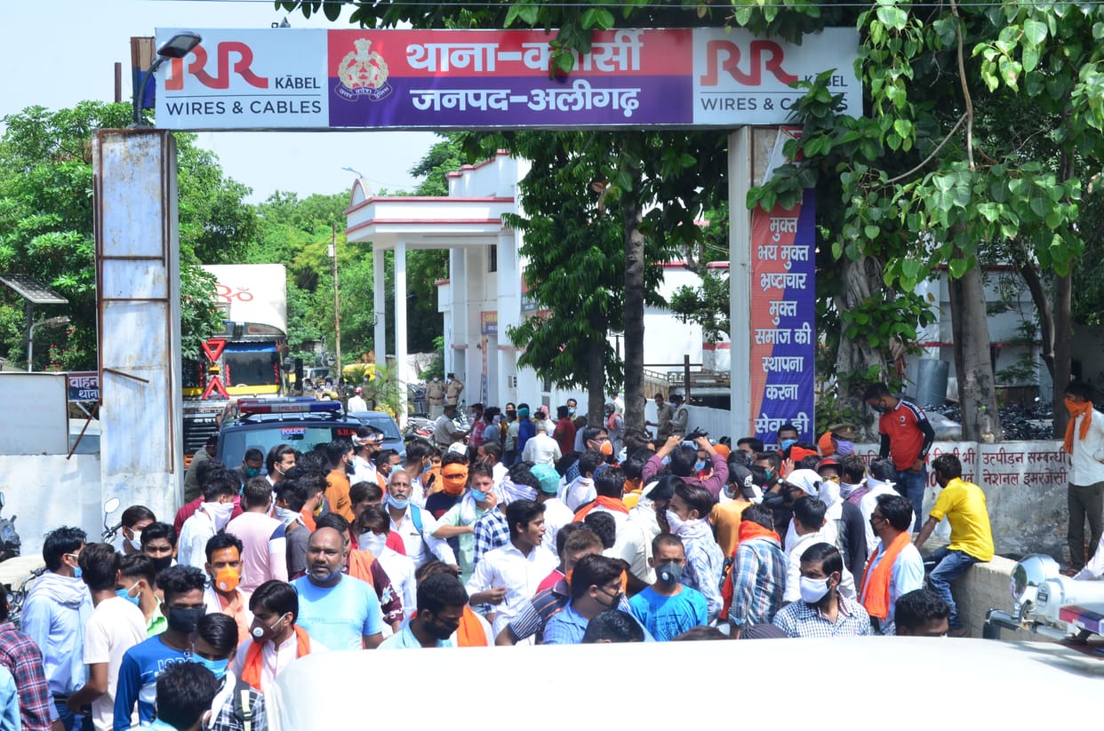 Bajarang Dal's member read hanuman chalisa in police station