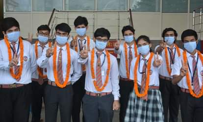 CBSE 10th: The hard work of the honors brought color, performance of the meritorious in Varanasi, Azamgarh and Vindhya Mandal