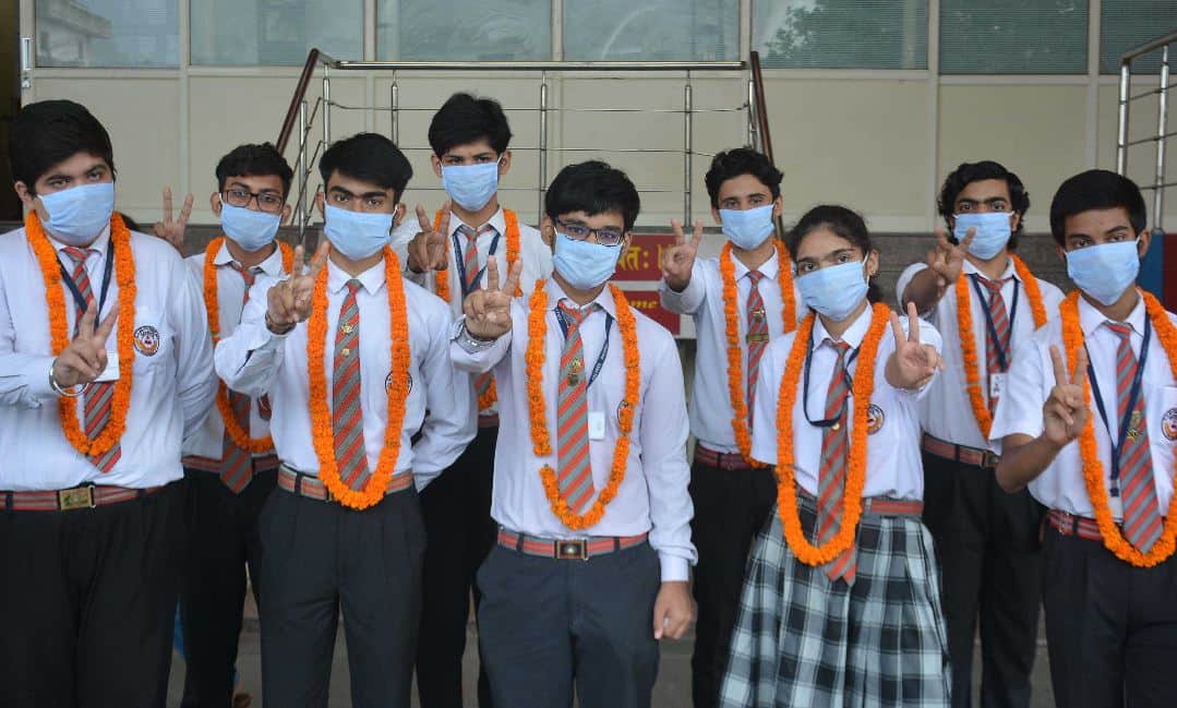 CBSE 10th: The hard work of the honors brought color, performance of the meritorious in Varanasi, Azamgarh and Vindhya Mandal