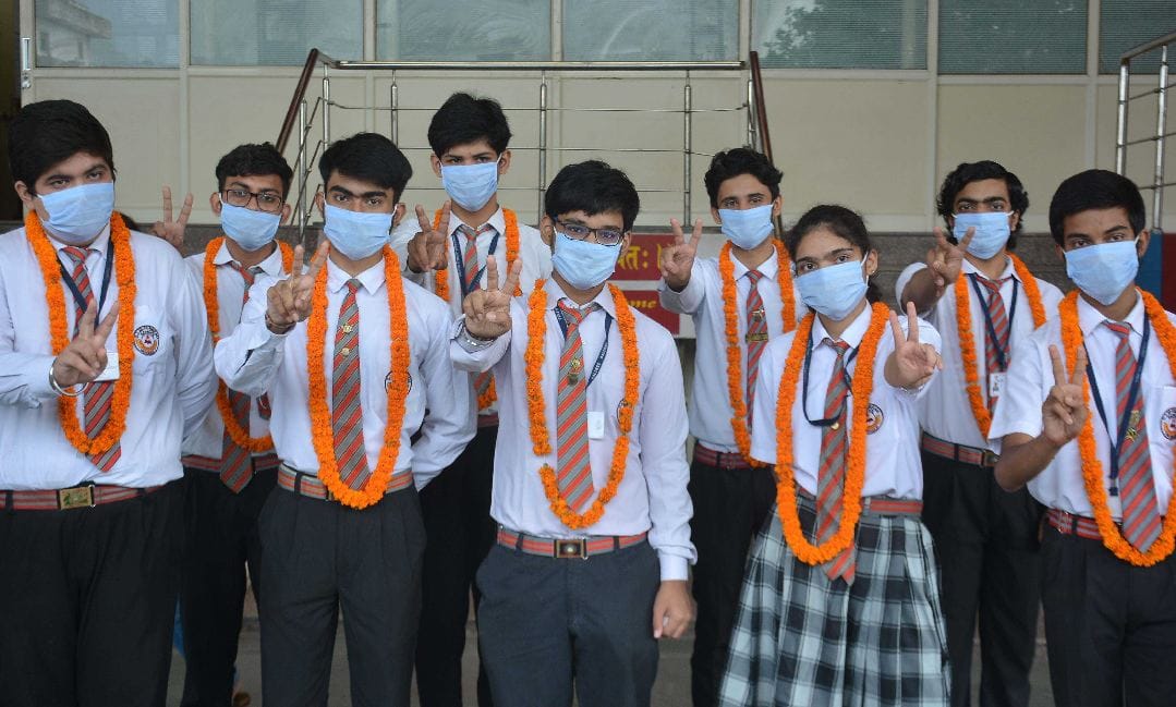 CBSE 10th: The hard work of the honors brought color, performance of the meritorious in Varanasi, Azamgarh and Vindhya Mandal