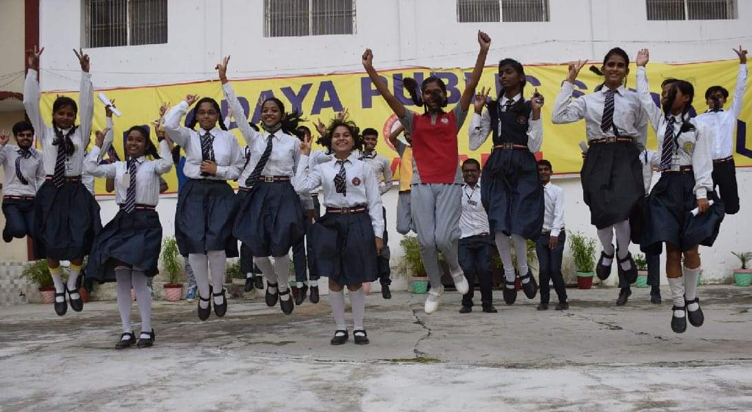 CBSE 10th: The hard work of the honors brought color, performance of the meritorious in Varanasi, Azamgarh and Vindhya Mandal