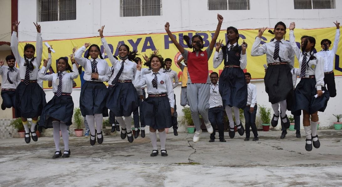 CBSE 10th: The hard work of the honors brought color, performance of the meritorious in Varanasi, Azamgarh and Vindhya Mandal