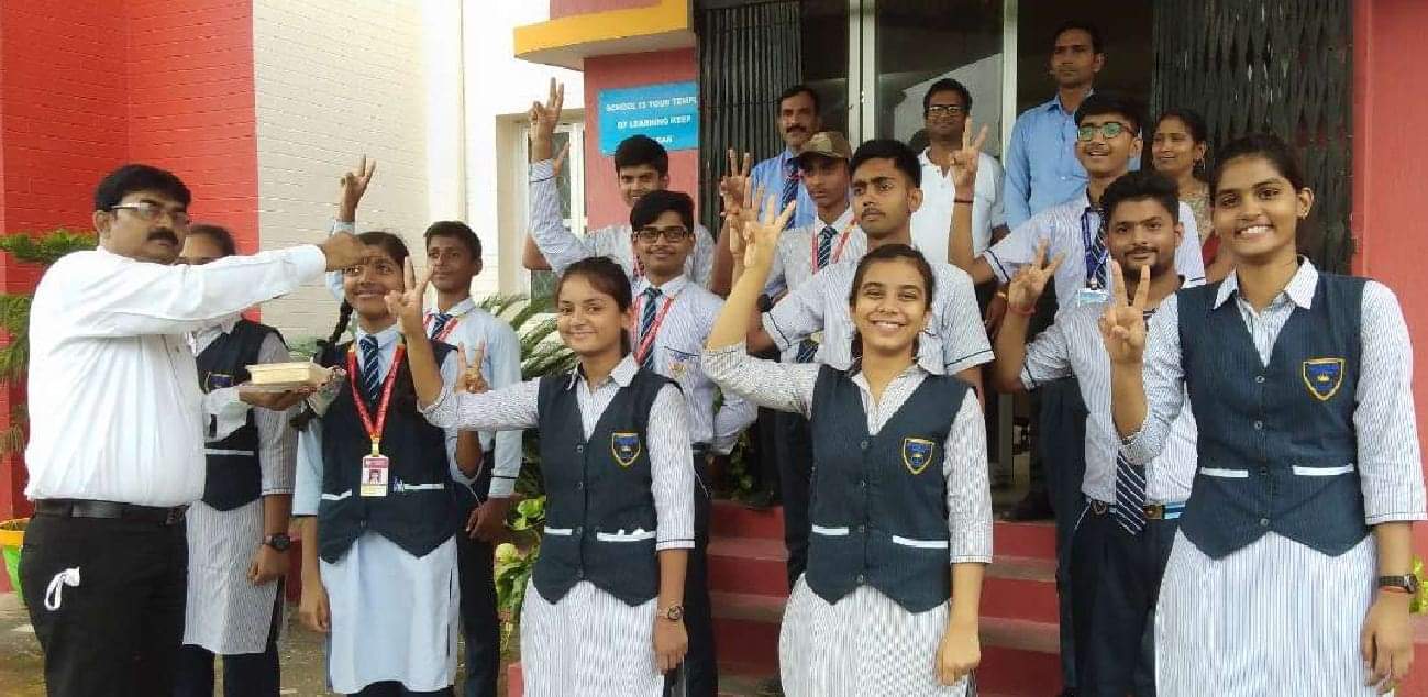 CBSE 10th: The hard work of the honors brought color, performance of the meritorious in Varanasi, Azamgarh and Vindhya Mandal