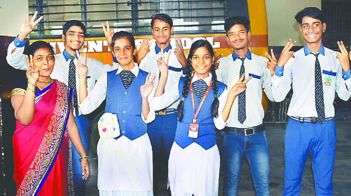 CBSE 10th: The hard work of the honors brought color, performance of the meritorious in Varanasi, Azamgarh and Vindhya Mandal