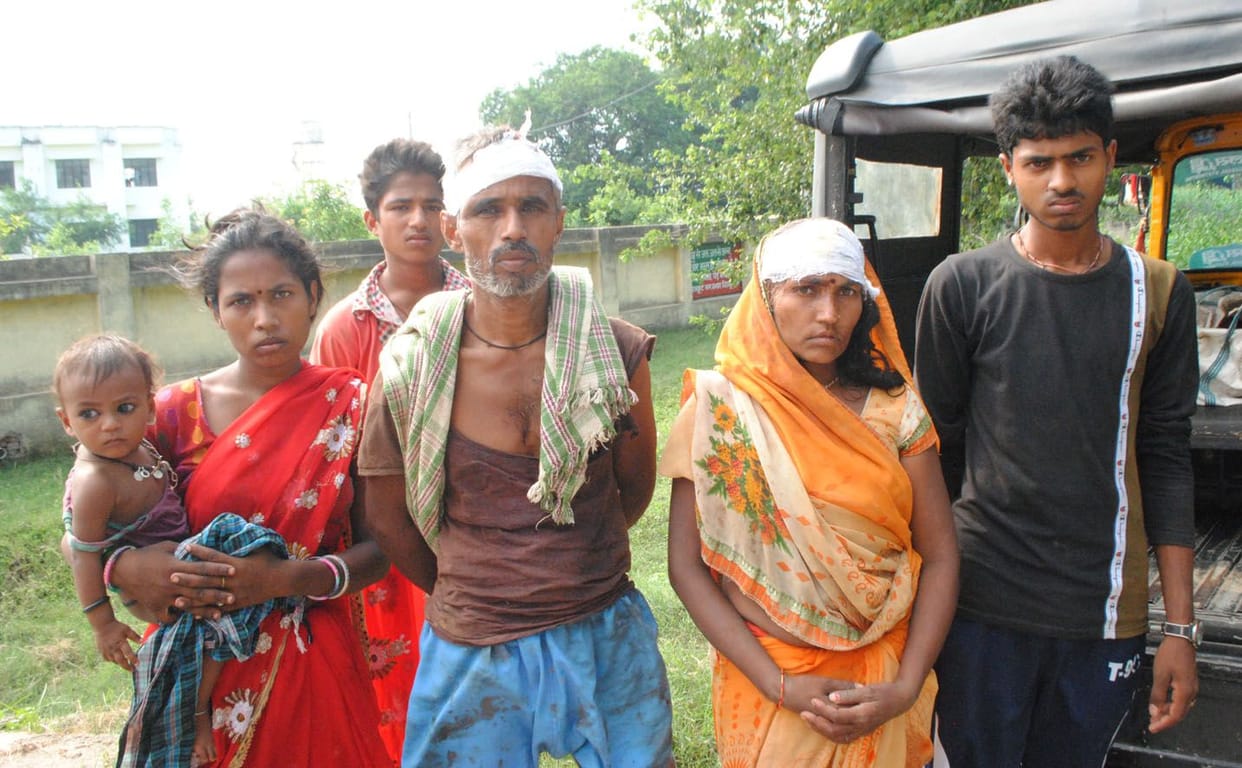 haindapamp se paanee bharane par yuvakon ne peeta, dobaara na aane kee hidaayat