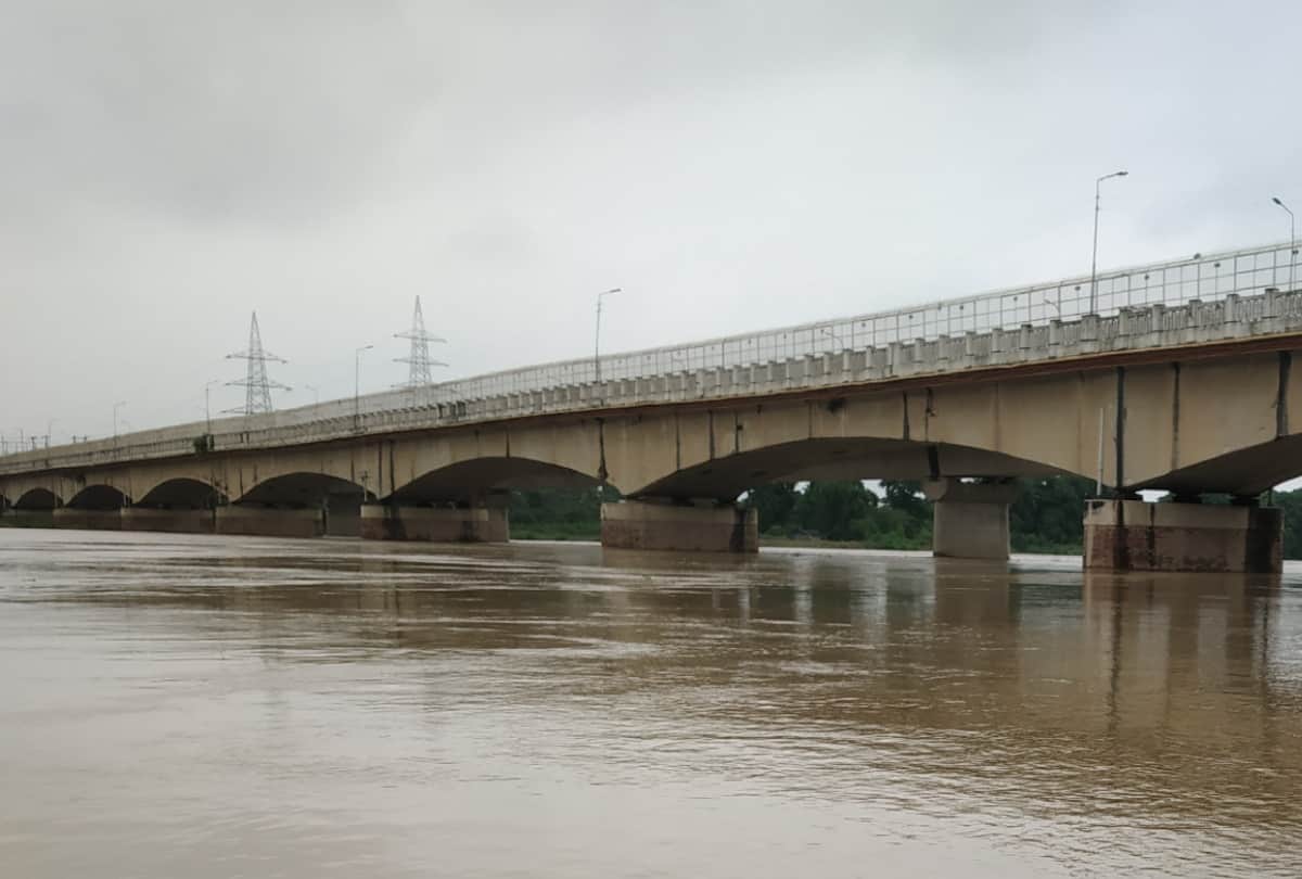 Gorakhpur Flood news: rapti and saryu river still above danger mark, enter flood water in villages