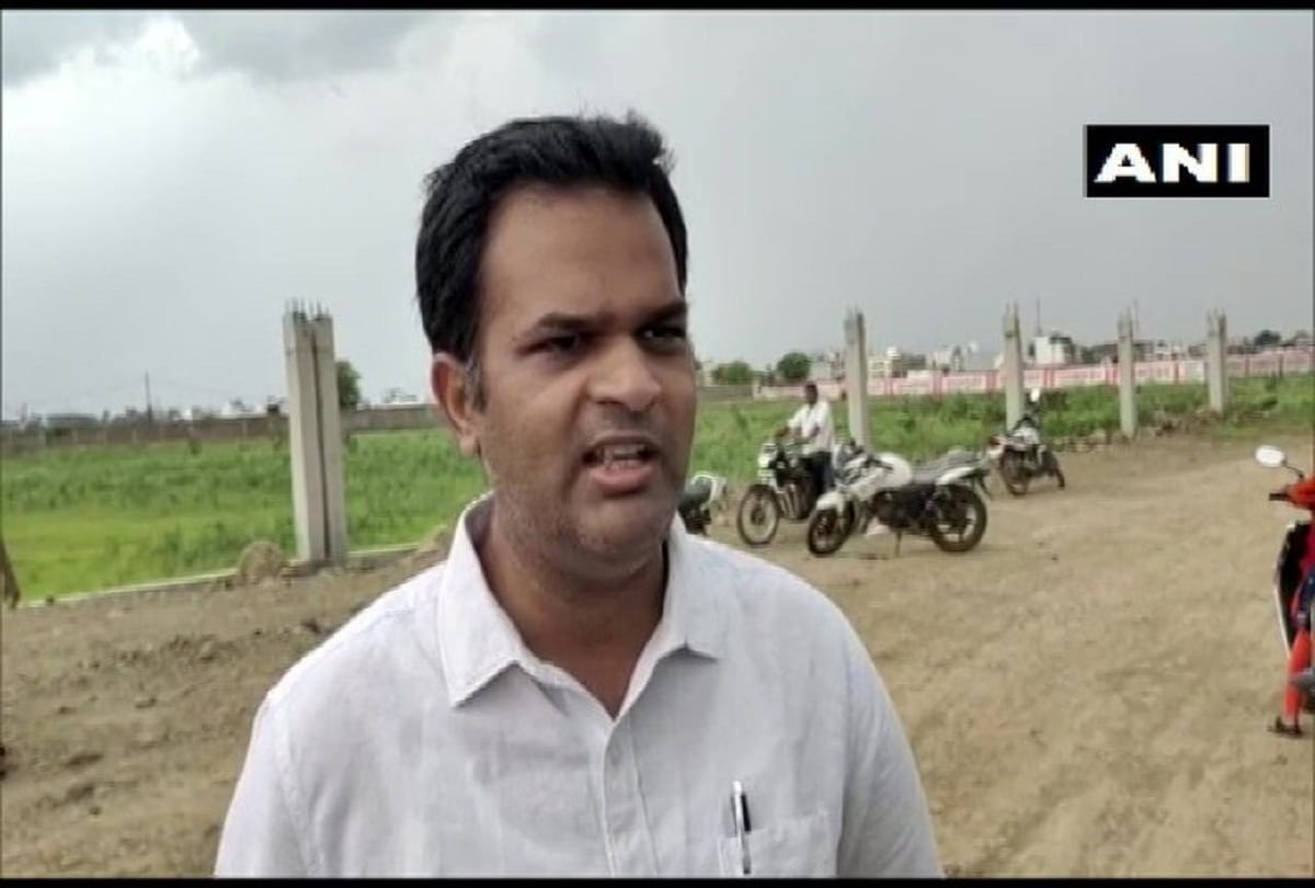 Farmer and his wife drank poison in front of SDM and police in Guna Madhya Pradesh