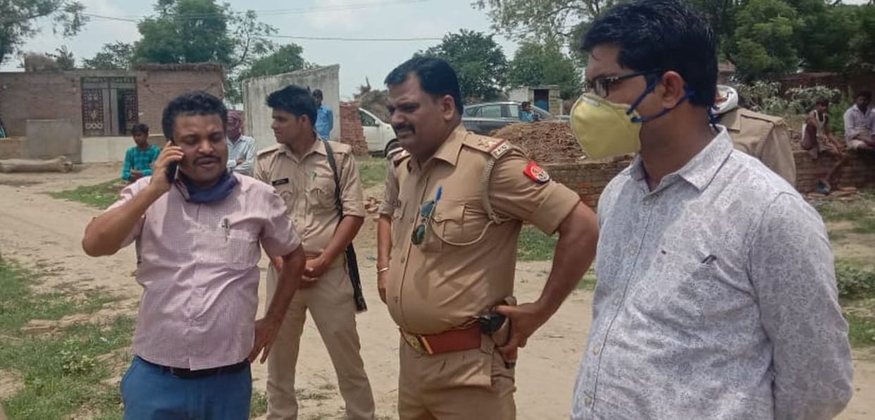 lady protest for main hole cleanness in farrukhabad