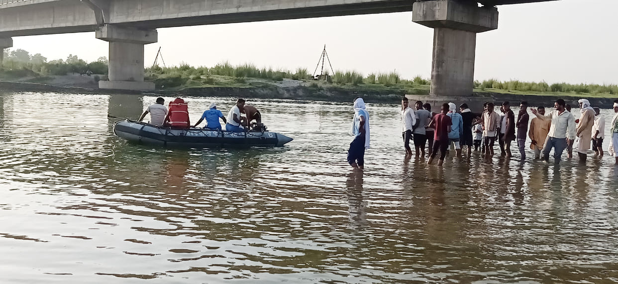 Friends drown in Yamuna, three get out