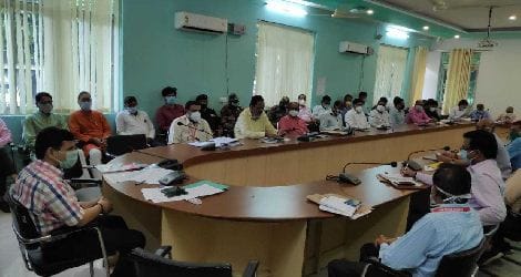 District Magistrate meeting before groundwater week, notice to missing BHEL airport and BHU officers