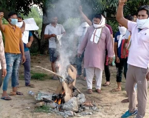 Sonia and Rahul Gandhi's effigy burnt