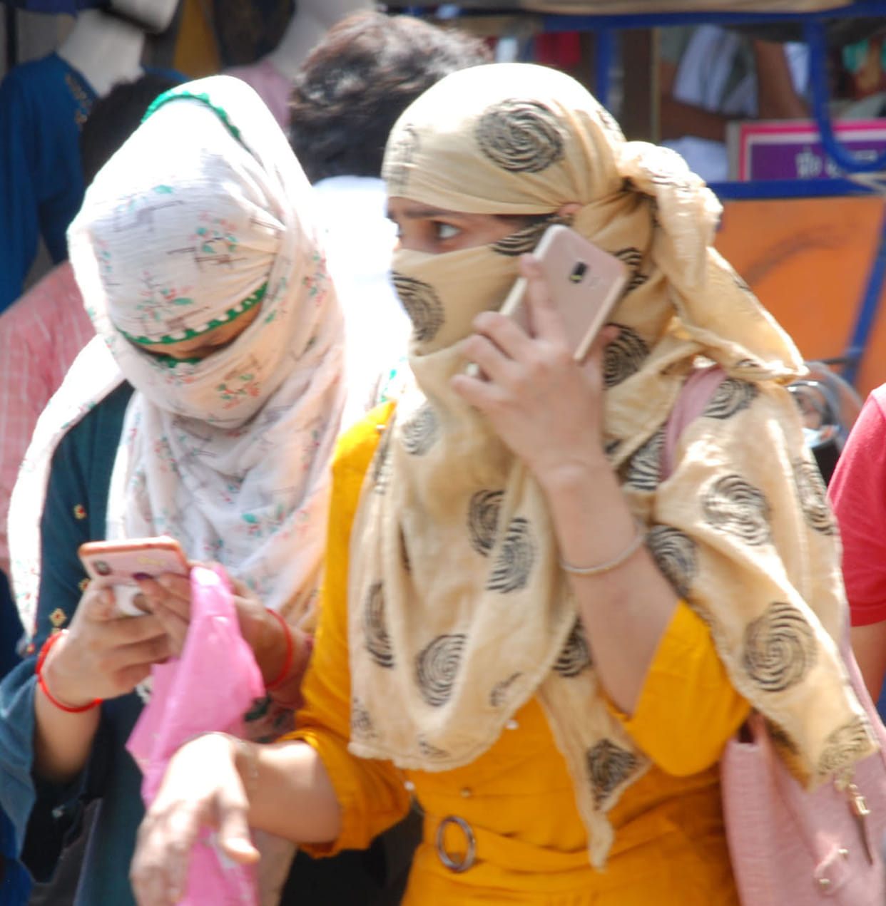 The power cut caused the people to suffer due to humidity