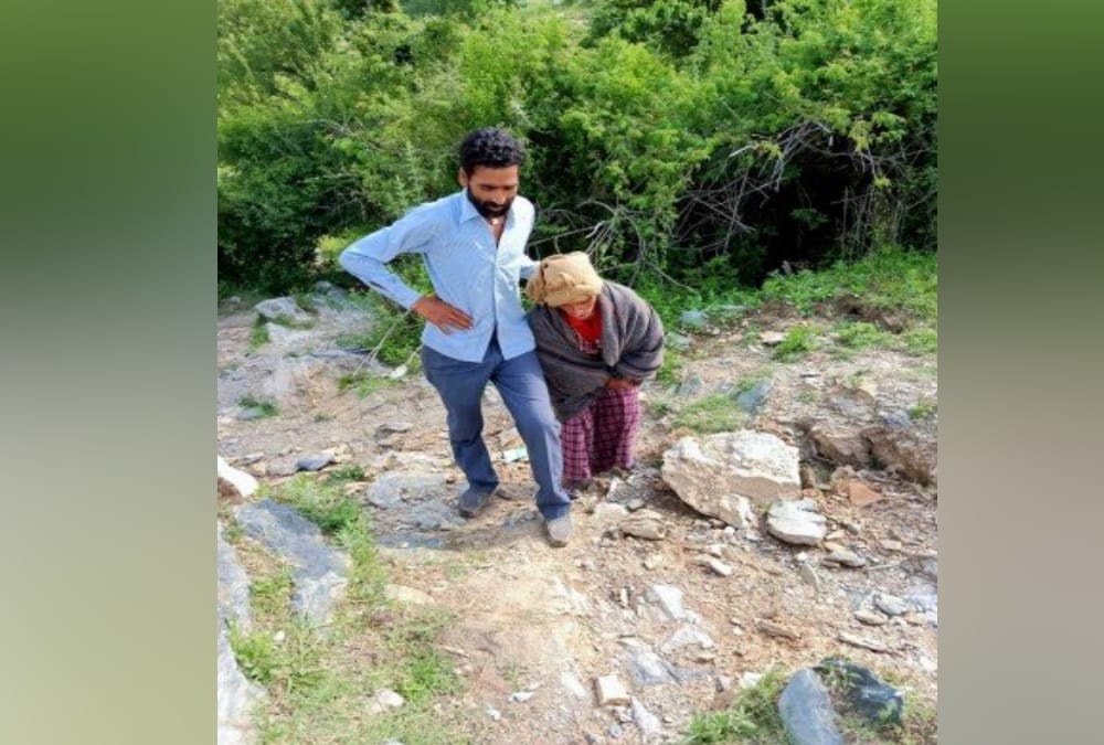 Pregnant  Women Give Birth a child on Road in Uttarkashi