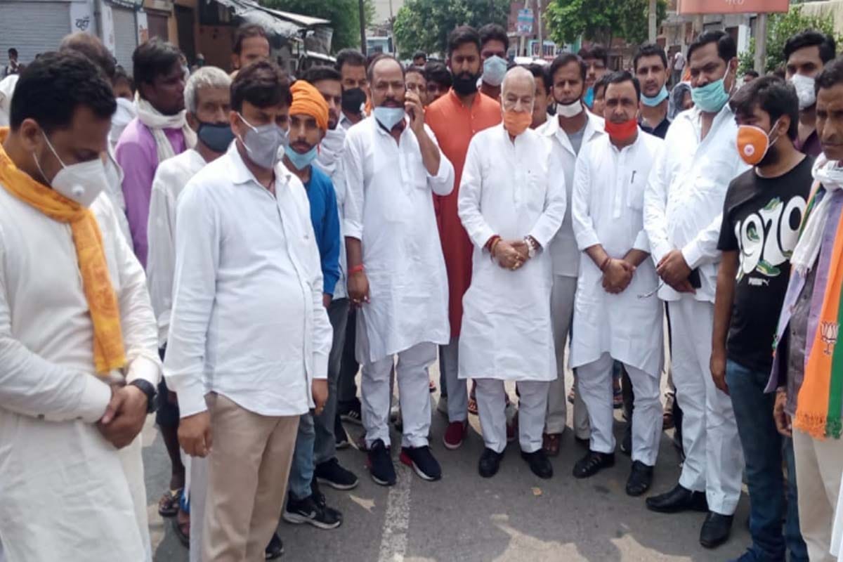 SO line spot in the murder case of sewadar of a temple in Meerut, inspector beaten a boy