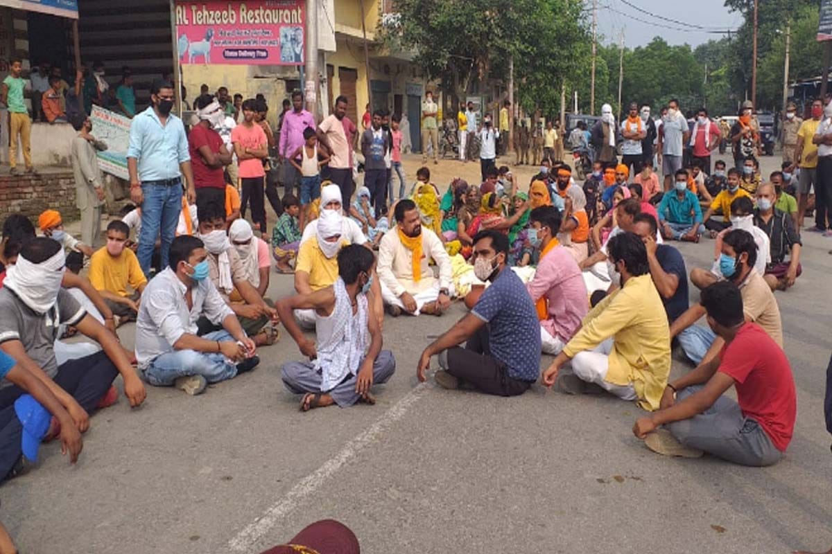 SO line spot in the murder case of sewadar of a temple in Meerut, inspector beaten a boy