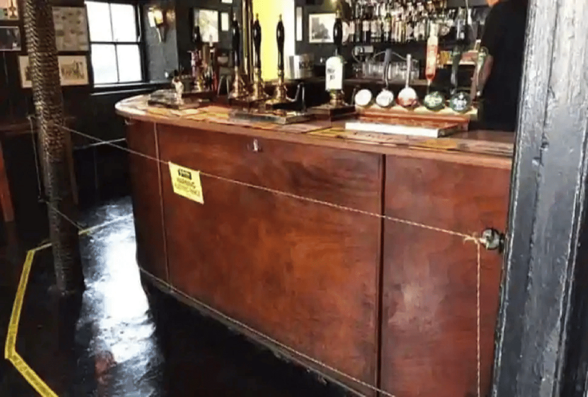 coronavirus prevention british pub installs electric fence for social distancing