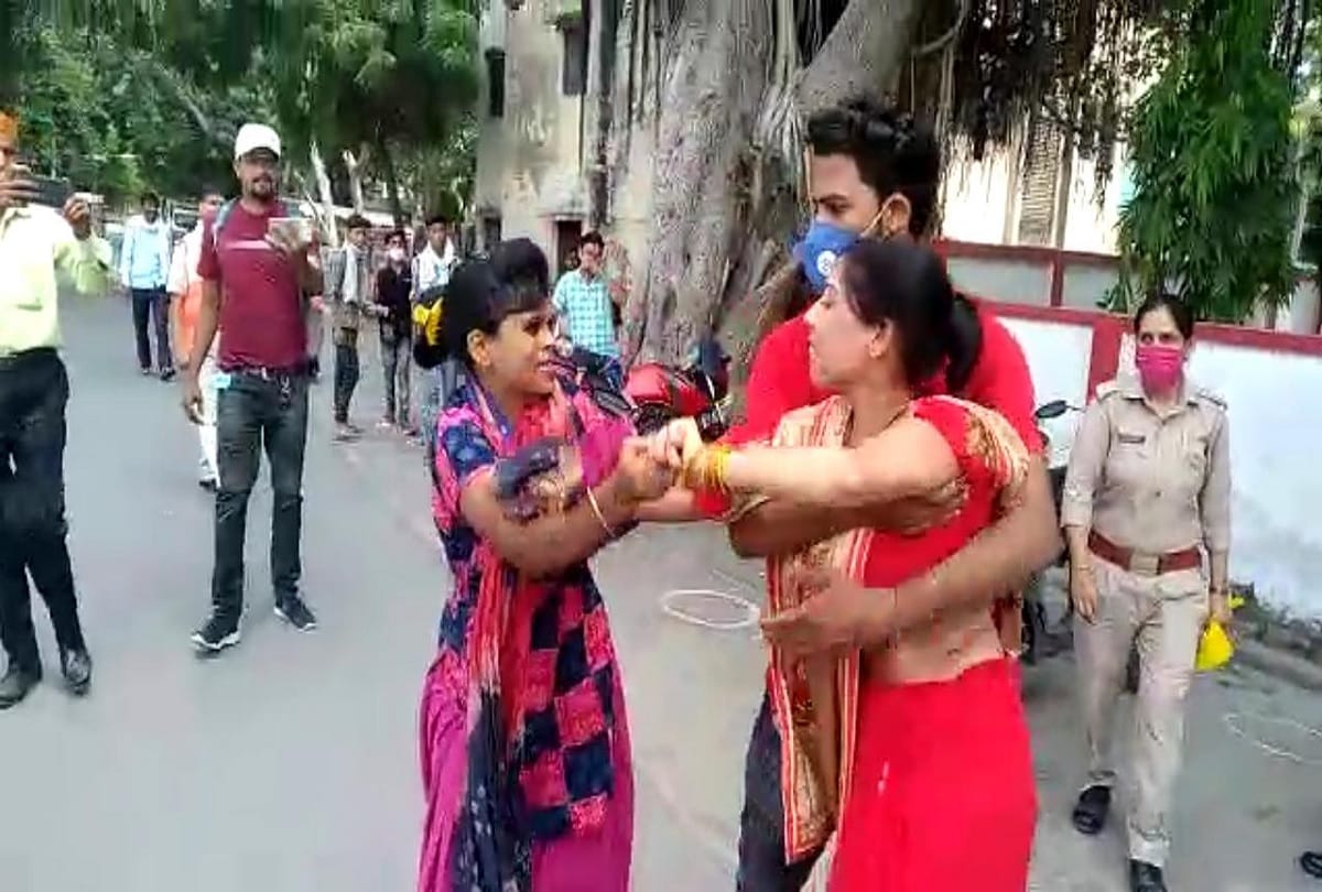 Women seen fighting with each other outside Aligarh SSP office