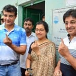 पत्नी डोना, भाई स्नेहाशीष के साथ सौरव गांगुली (फाइल फोटो)