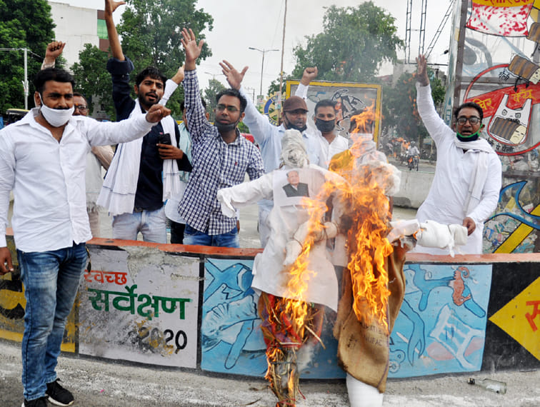 Sonia Gandhi and Ashok Gehlot's effigy burnt