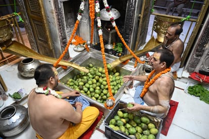 Devotees offer special enjoyment to Baba Vishwanath