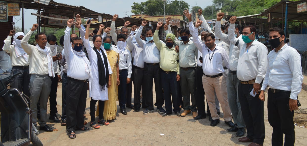 Hathras: Lawyers demonstrate on demand for financial support