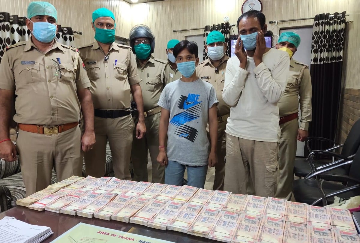 Two people arrested with old currency of 32.70 lakh rupees in agra