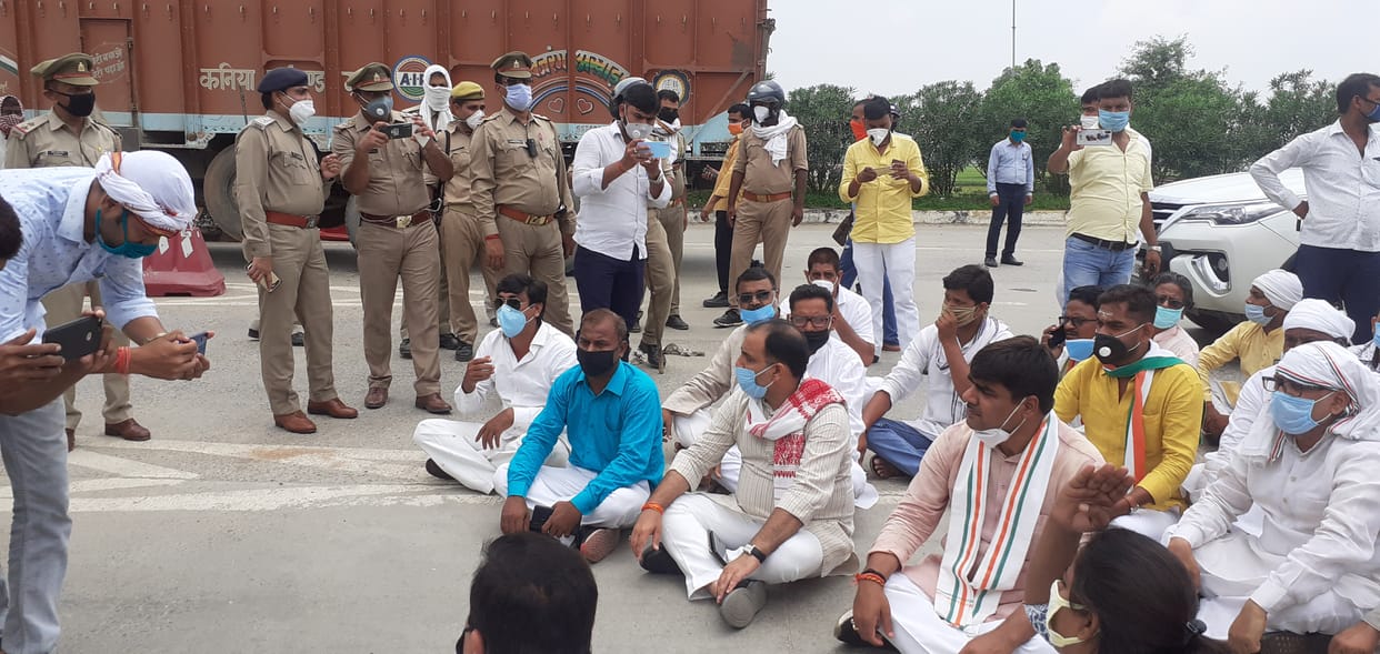 Congress workers stopped by police