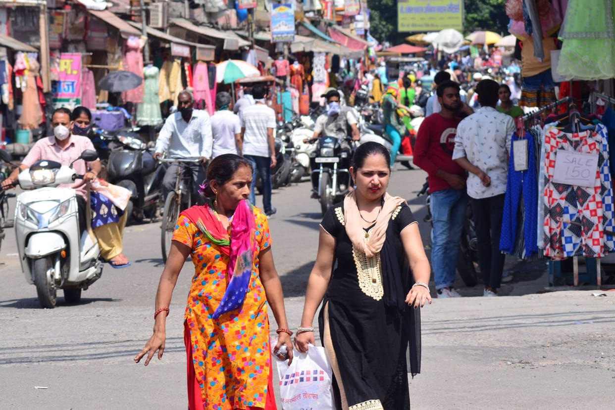 People suffering from heat and humidity