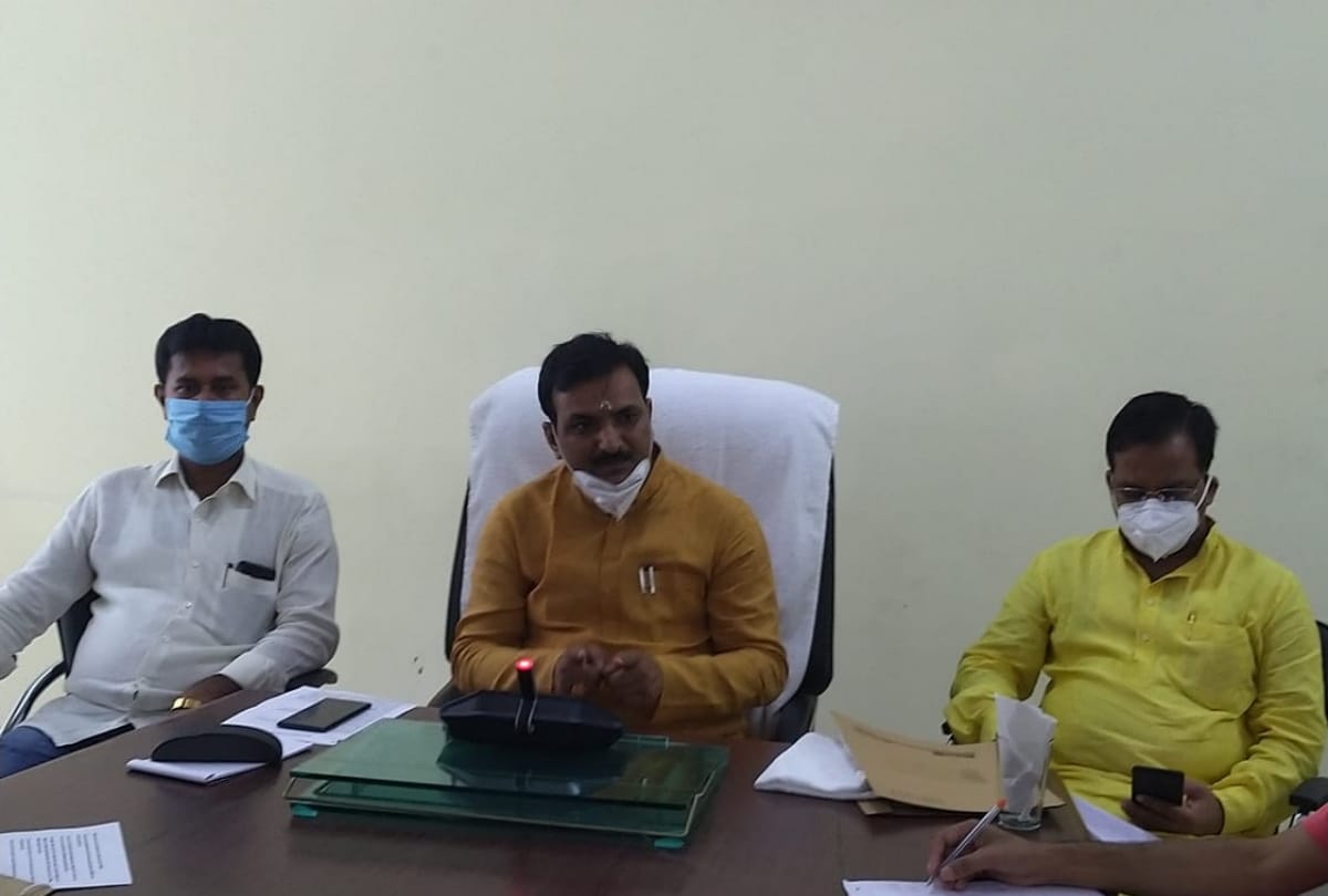 Minister of State for Education Dr. Santish Dwivedi meeting in gorakhpur Circuit house