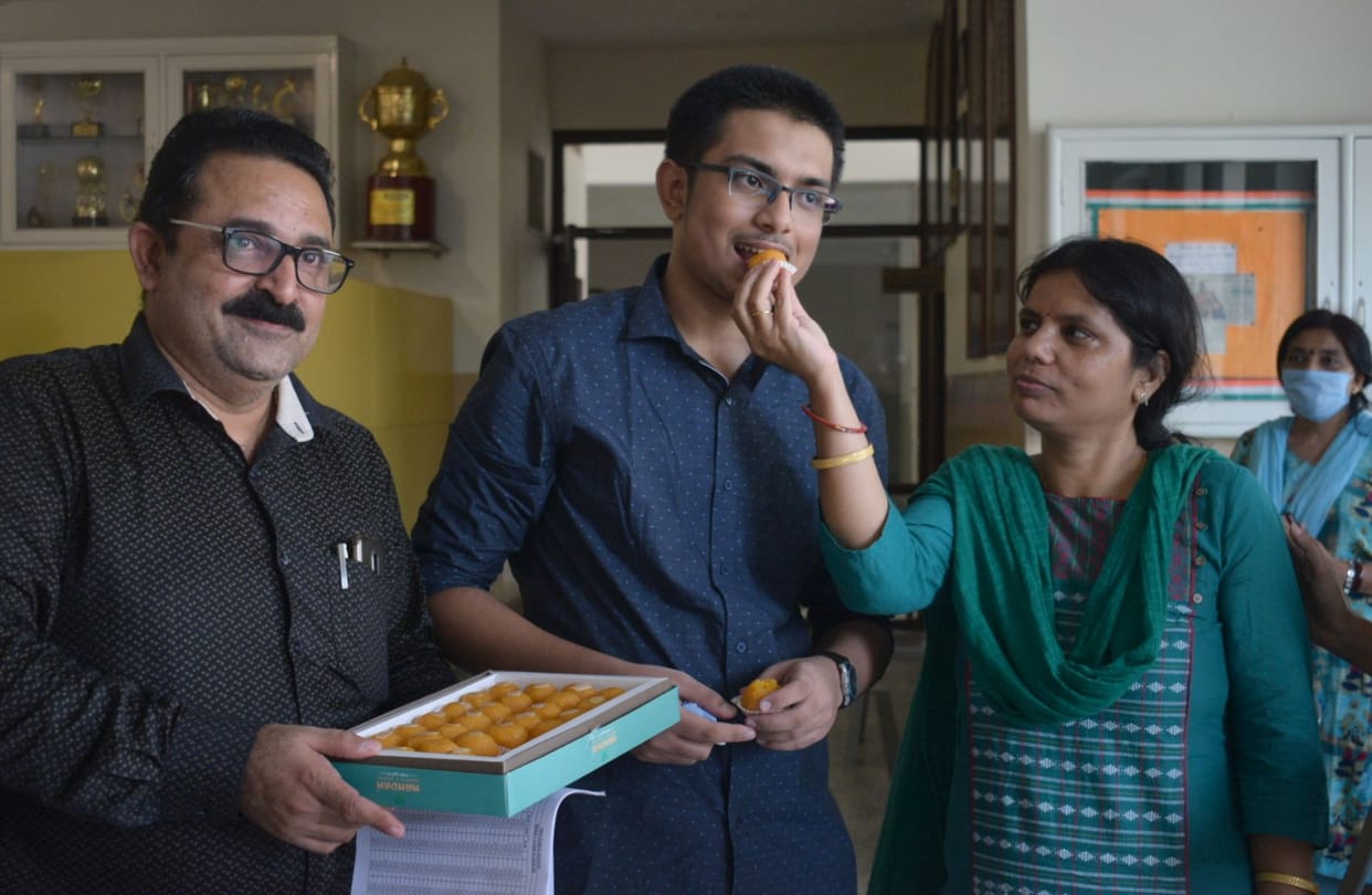 topper aryan far from social media
