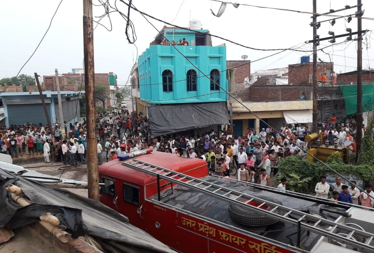 Massive Fire In Paint Showroom Today Mainpuri News