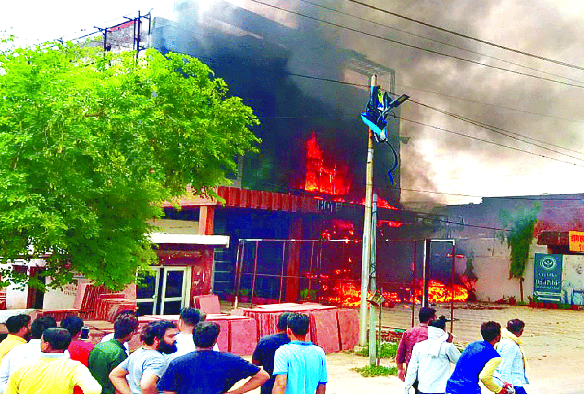 Fire in Hotel Sai Pallace At Sadar