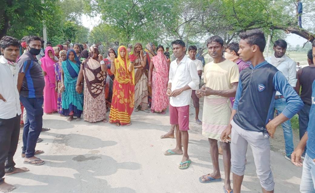 Villagers on the road against the accused