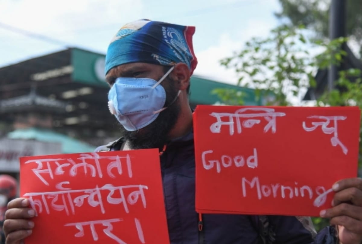 nepal student protest againts government for Corona infection