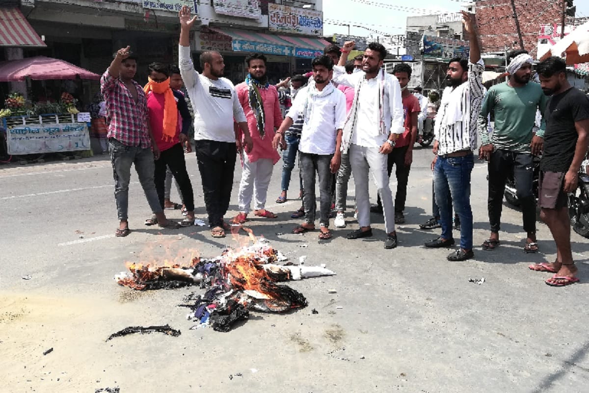 the gurjar society fire the effigy of chief minister of  rajasthan ashok gahlot