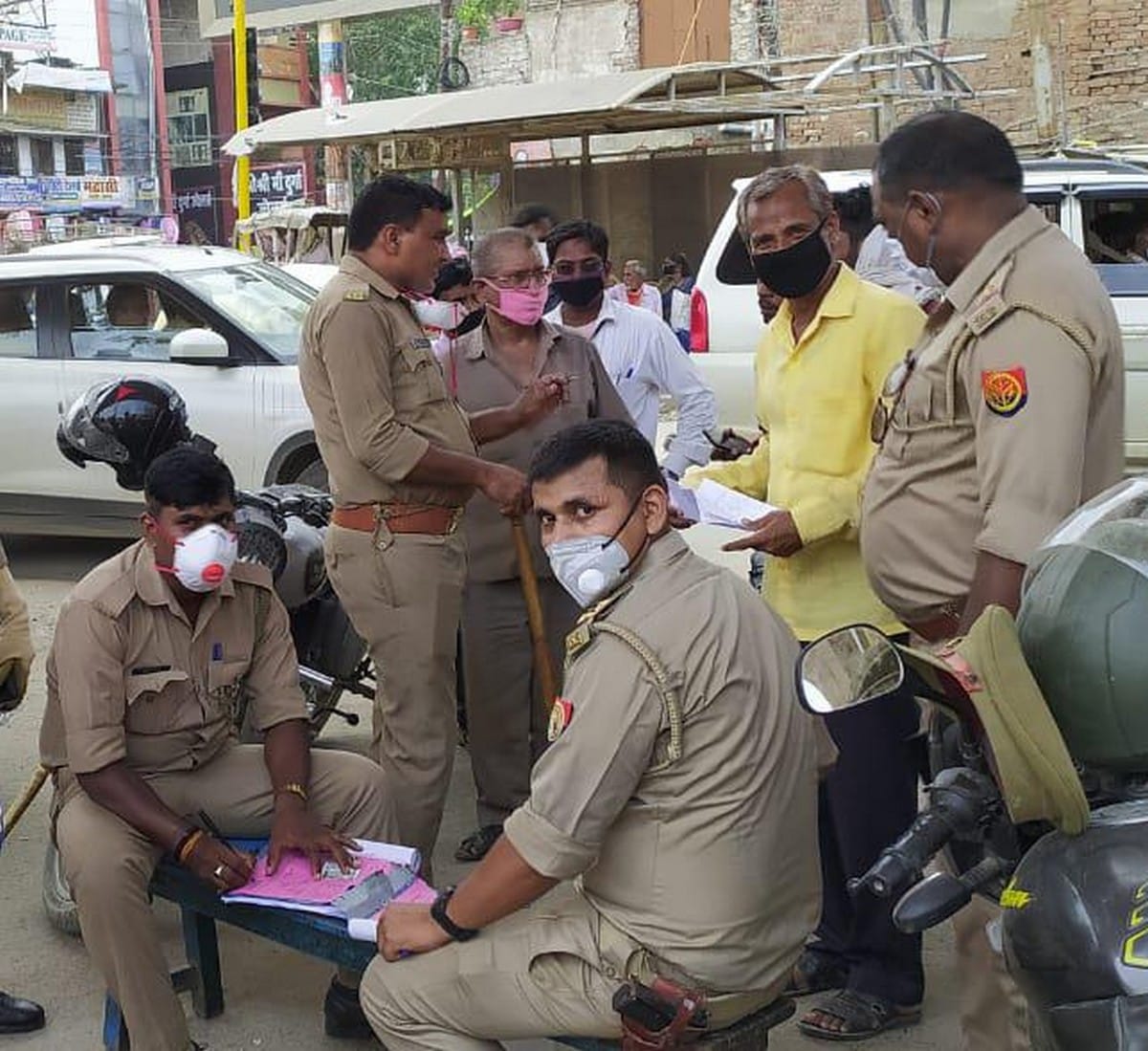 Pandeypur chouki incharge recovered fine from his own constable cop in varanasi