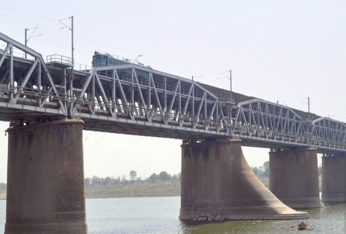 Prayagraj: On August 15, the 4300 ton Naini Bridge will turn 155 years old