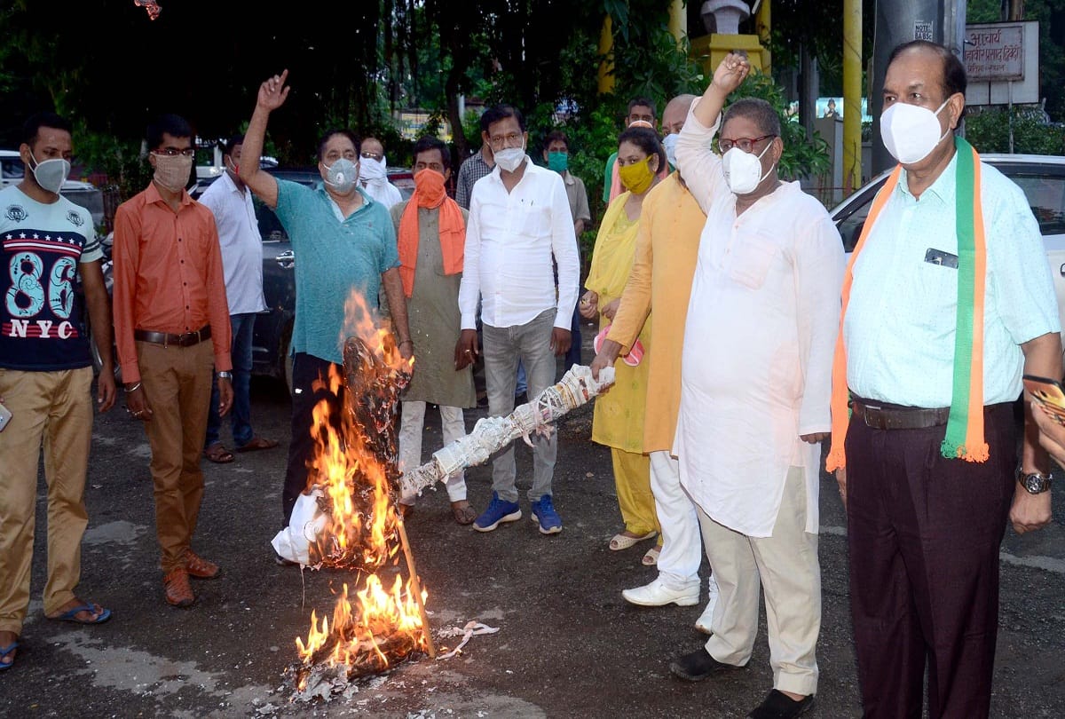 angry against nepali pm,bjp leaders burnt effigy