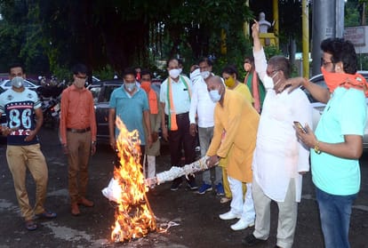 angry against nepali pm,bjp leaders burnt effigy