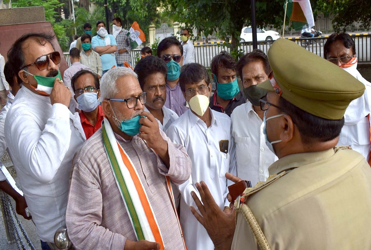 Congressmen on the road protesting against the arrest of the state president, shouting slogans at Balsan intersection